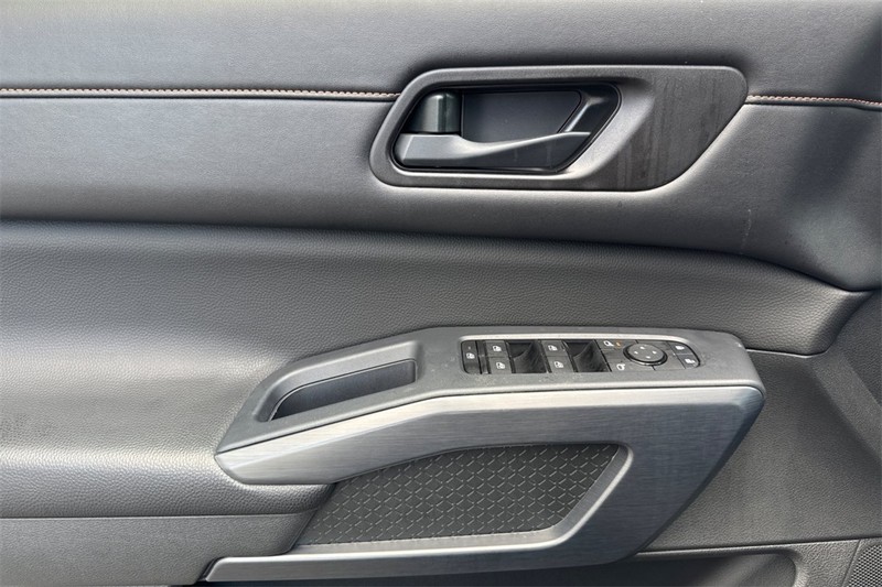 Nissan Pathfinder Vehicle Full-screen Gallery Image 11