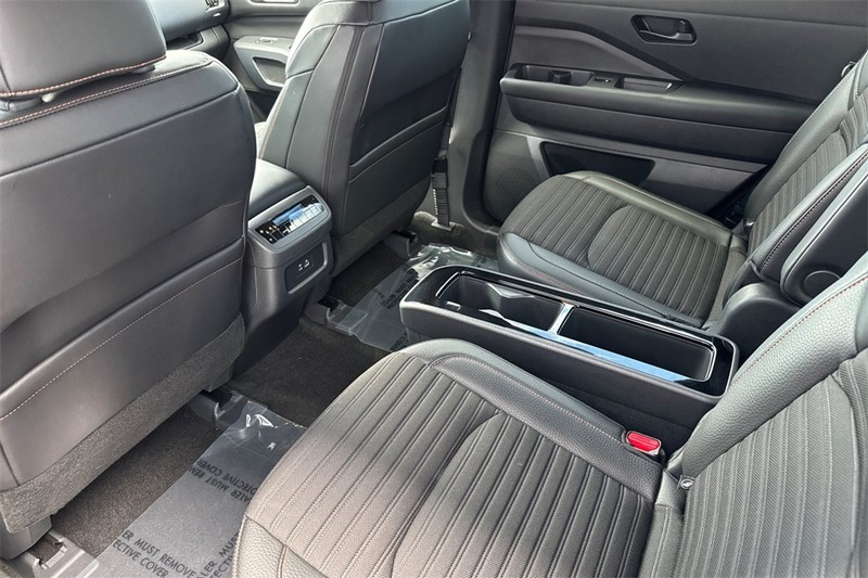 Nissan Pathfinder Vehicle Full-screen Gallery Image 12