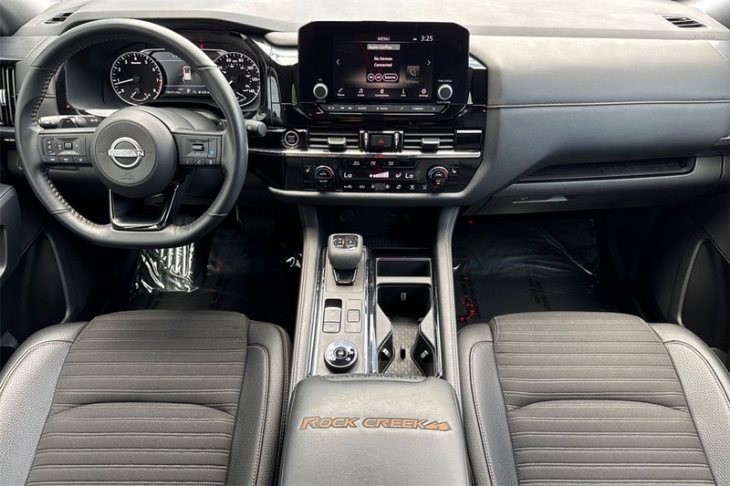 Nissan Pathfinder Vehicle Full-screen Gallery Image 13