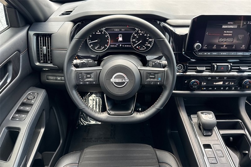 Nissan Pathfinder Vehicle Full-screen Gallery Image 14