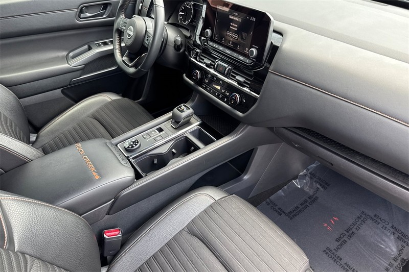 Nissan Pathfinder Vehicle Full-screen Gallery Image 15