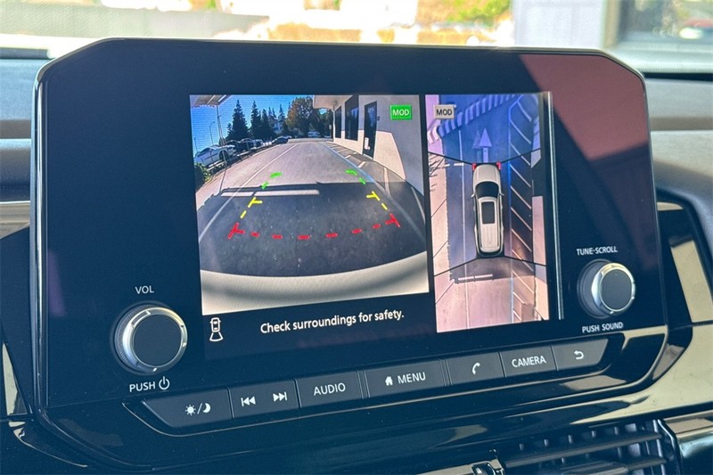 Nissan Pathfinder Vehicle Full-screen Gallery Image 18