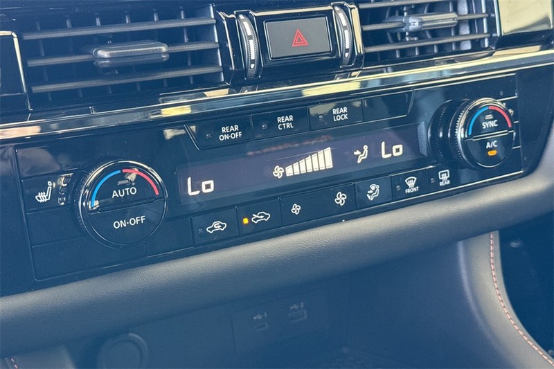 Nissan Pathfinder Vehicle Full-screen Gallery Image 19