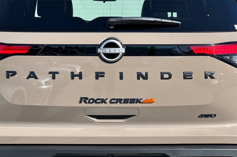 Nissan Pathfinder Vehicle Full-screen Gallery Image 26