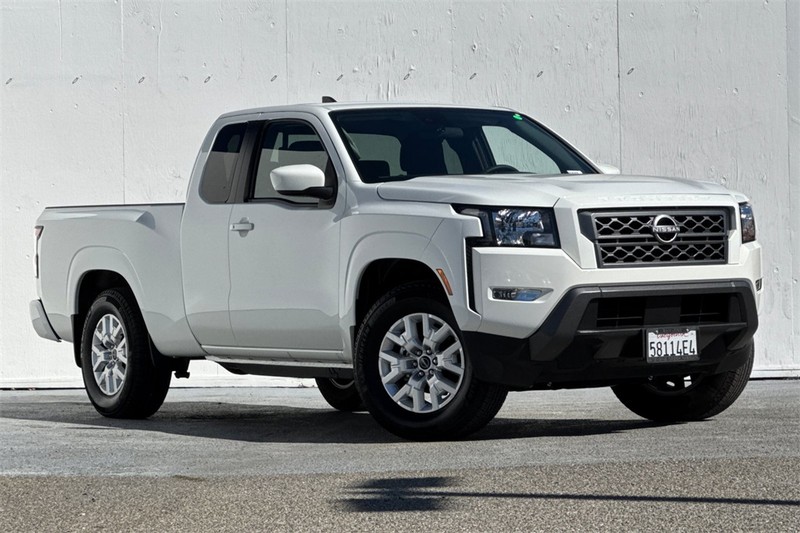 Nissan Frontier Vehicle Full-screen Gallery Image 02