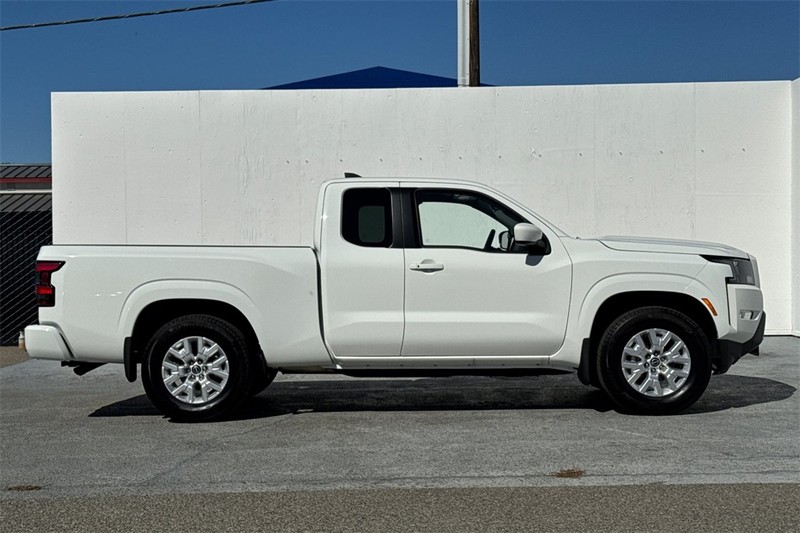 Nissan Frontier Vehicle Full-screen Gallery Image 03