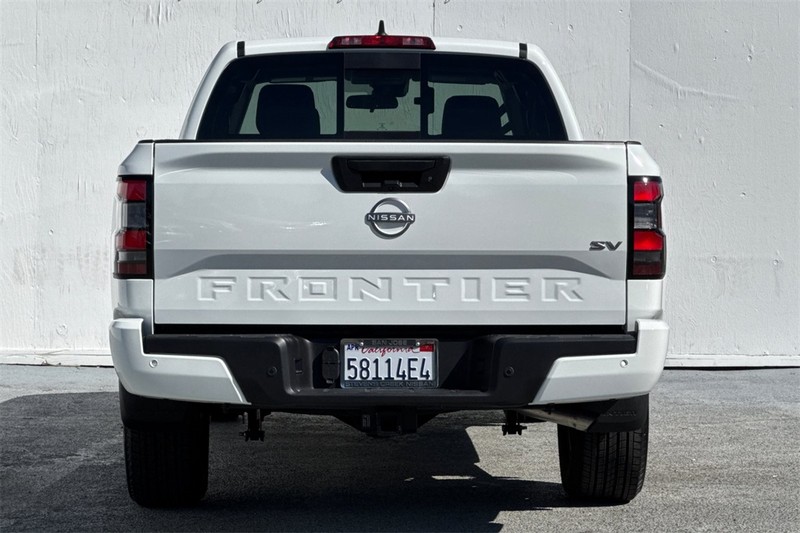 Nissan Frontier Vehicle Full-screen Gallery Image 05