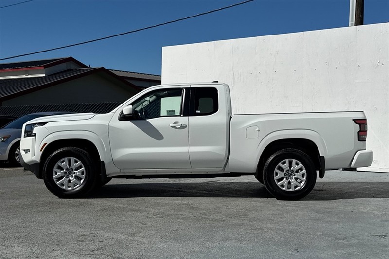 Nissan Frontier Vehicle Full-screen Gallery Image 07