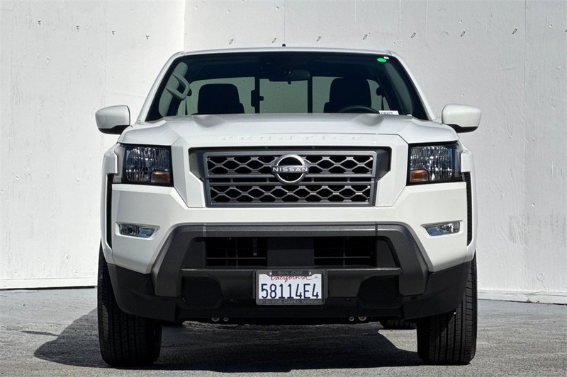 Nissan Frontier Vehicle Full-screen Gallery Image 09