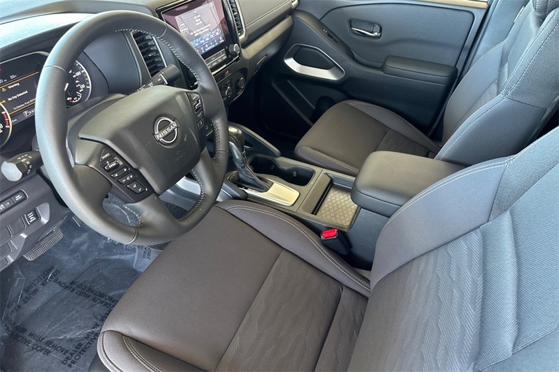 Nissan Frontier Vehicle Full-screen Gallery Image 10