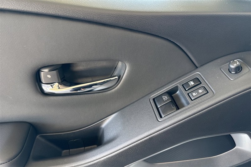 Nissan Frontier Vehicle Full-screen Gallery Image 11