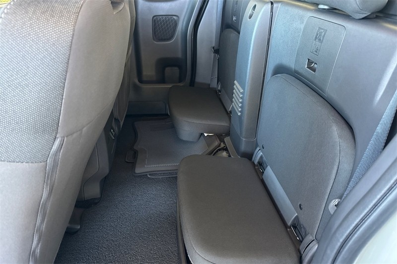 Nissan Frontier Vehicle Full-screen Gallery Image 12