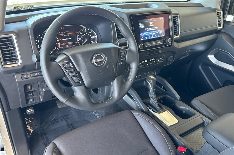 Nissan Frontier Vehicle Full-screen Gallery Image 13