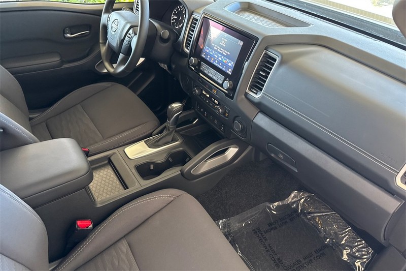 Nissan Frontier Vehicle Full-screen Gallery Image 14