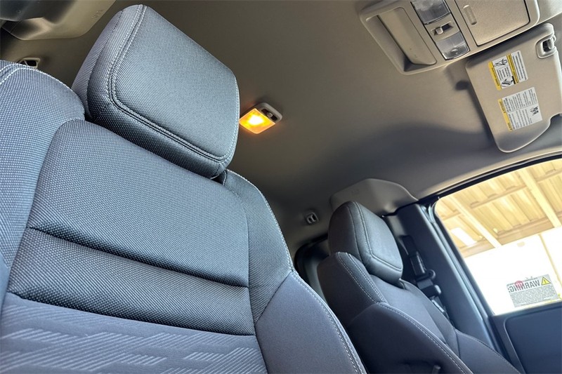 Nissan Frontier Vehicle Full-screen Gallery Image 15