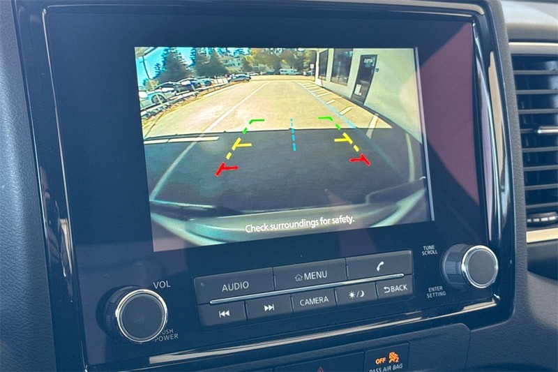 Nissan Frontier Vehicle Full-screen Gallery Image 17