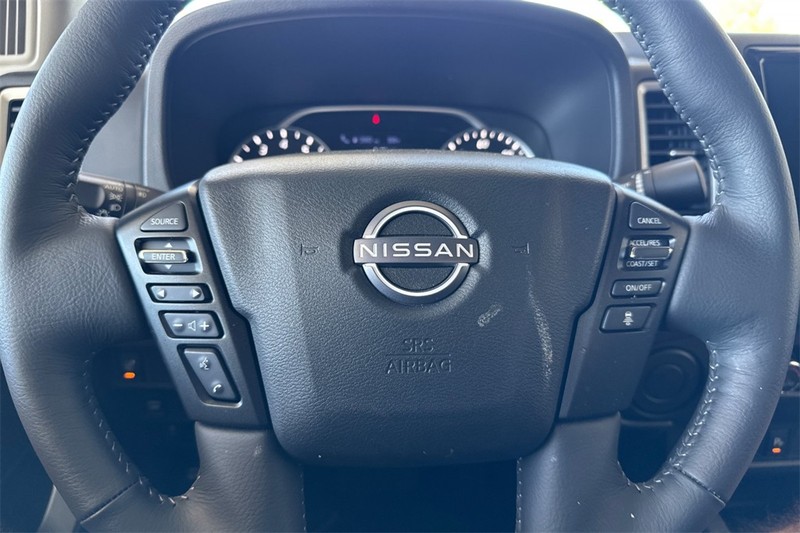 Nissan Frontier Vehicle Full-screen Gallery Image 21