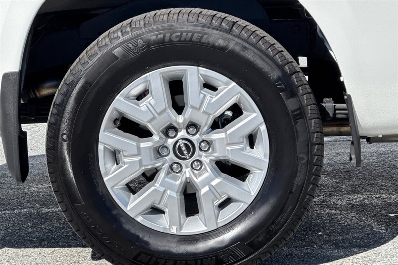 Nissan Frontier Vehicle Full-screen Gallery Image 24