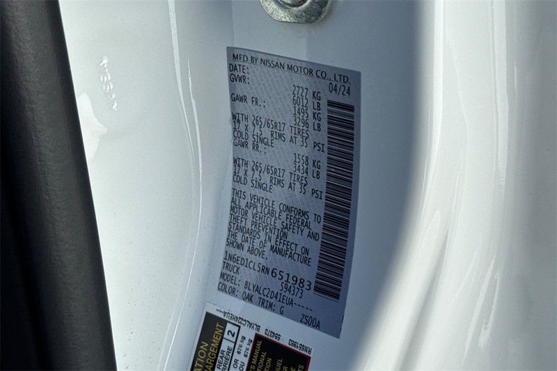 Nissan Frontier Vehicle Full-screen Gallery Image 26