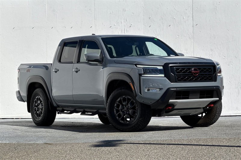 Nissan Frontier Vehicle Full-screen Gallery Image 02