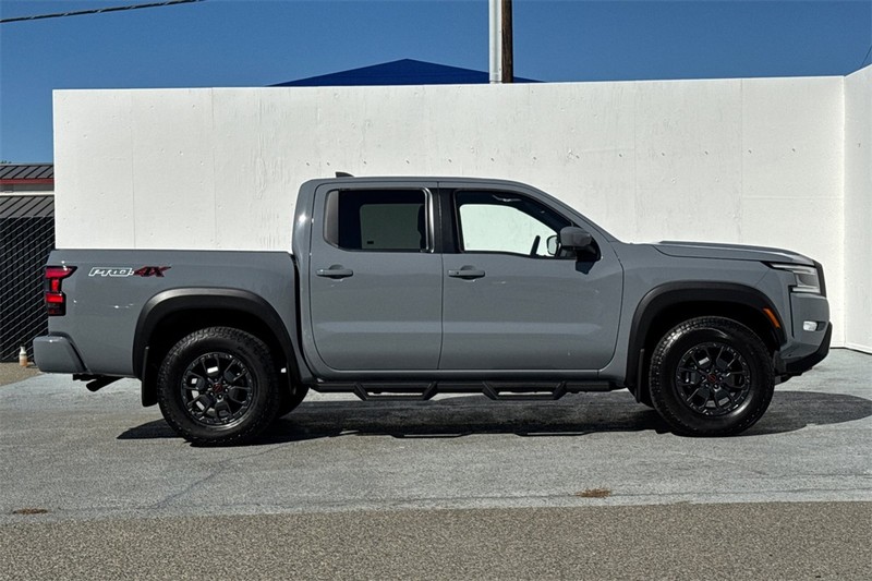 Nissan Frontier Vehicle Full-screen Gallery Image 03