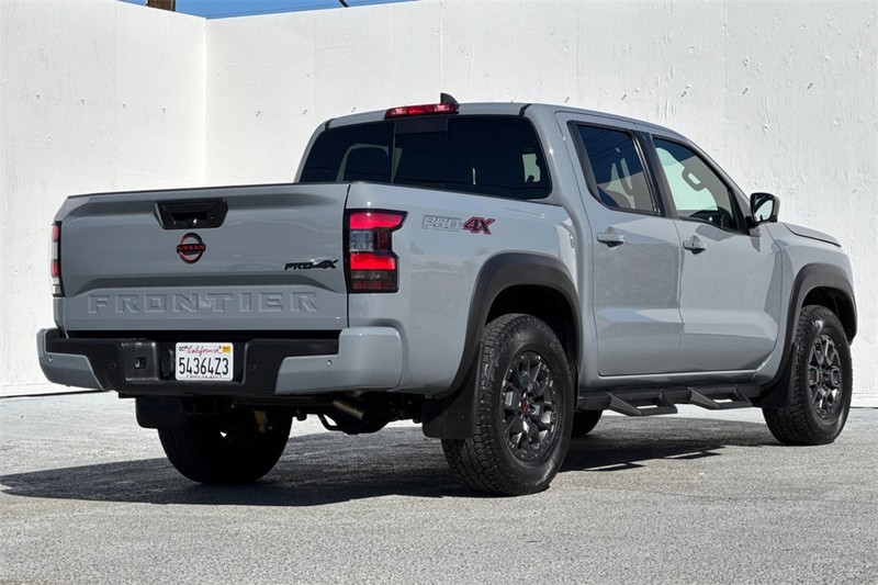 Nissan Frontier Vehicle Full-screen Gallery Image 04