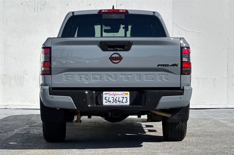 Nissan Frontier Vehicle Full-screen Gallery Image 05