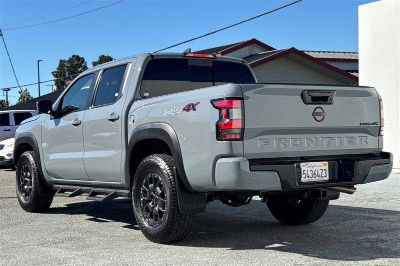 Nissan Frontier Vehicle Full-screen Gallery Image 06