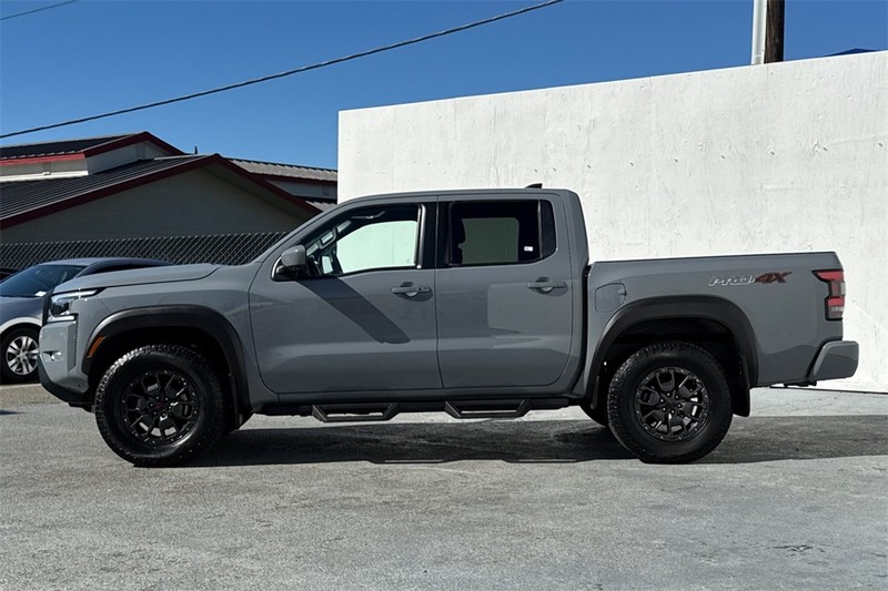 Nissan Frontier Vehicle Full-screen Gallery Image 07