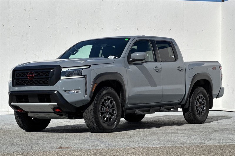 Nissan Frontier Vehicle Full-screen Gallery Image 08