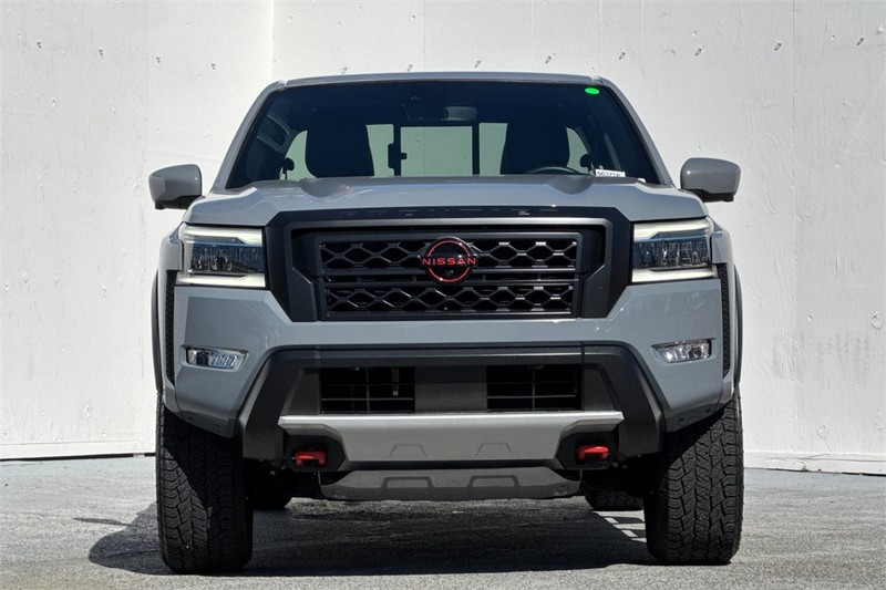 Nissan Frontier Vehicle Full-screen Gallery Image 09