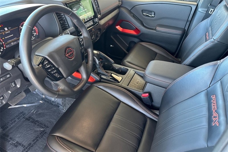 Nissan Frontier Vehicle Full-screen Gallery Image 10