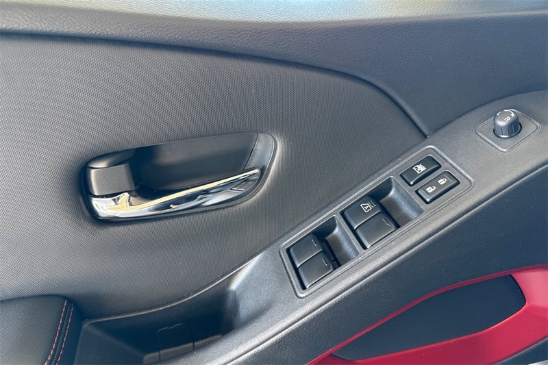 Nissan Frontier Vehicle Full-screen Gallery Image 11