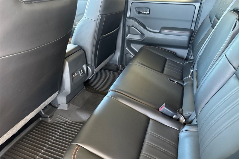 Nissan Frontier Vehicle Full-screen Gallery Image 12