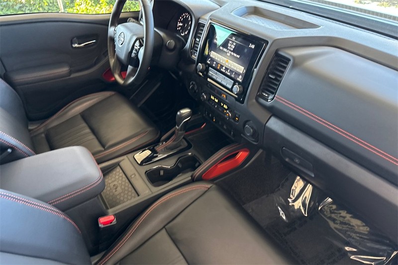 Nissan Frontier Vehicle Full-screen Gallery Image 15