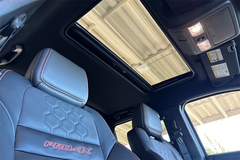 Nissan Frontier Vehicle Full-screen Gallery Image 16