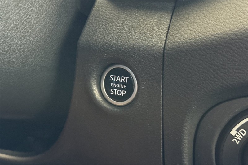 Nissan Frontier Vehicle Full-screen Gallery Image 22