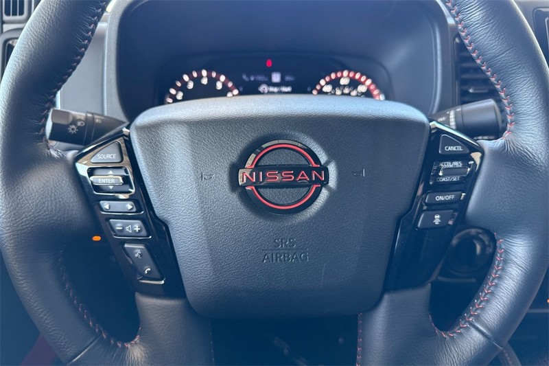 Nissan Frontier Vehicle Full-screen Gallery Image 23