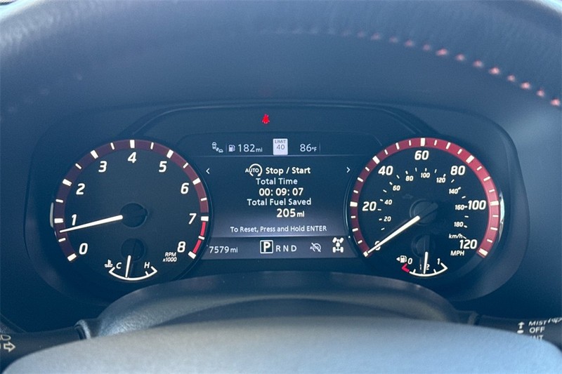 Nissan Frontier Vehicle Full-screen Gallery Image 24