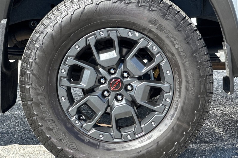 Nissan Frontier Vehicle Full-screen Gallery Image 26