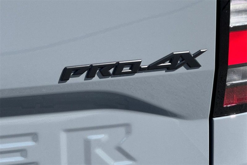 Nissan Frontier Vehicle Full-screen Gallery Image 27