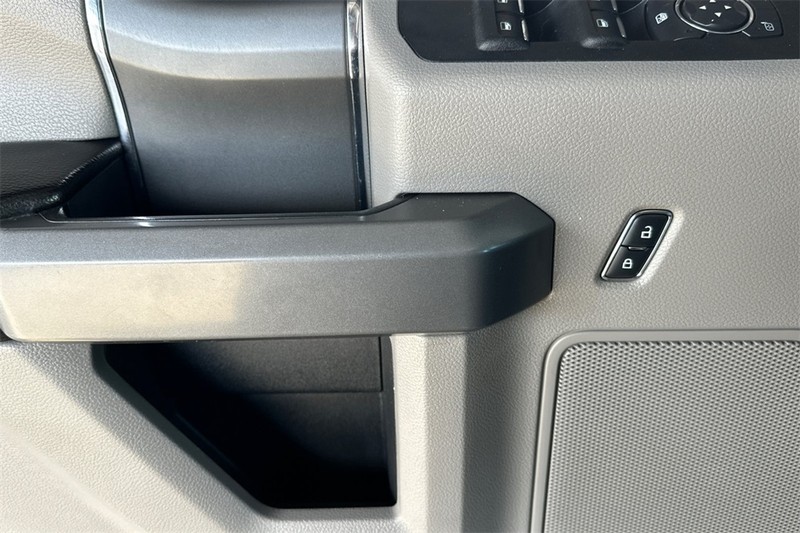 Ford F-150 Vehicle Full-screen Gallery Image 11