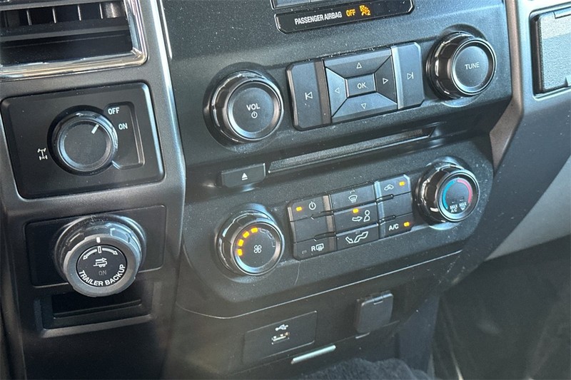 Ford F-150 Vehicle Full-screen Gallery Image 19