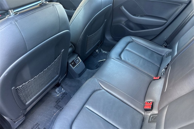 Audi A3 Vehicle Full-screen Gallery Image 12