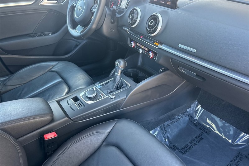 Audi A3 Vehicle Full-screen Gallery Image 15