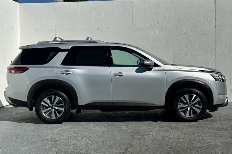 Nissan Pathfinder Vehicle Full-screen Gallery Image 03