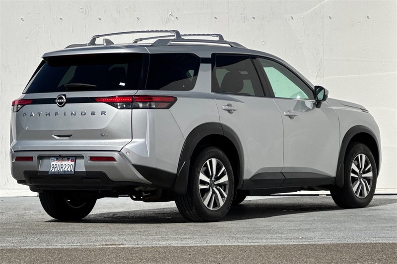 Nissan Pathfinder Vehicle Full-screen Gallery Image 04