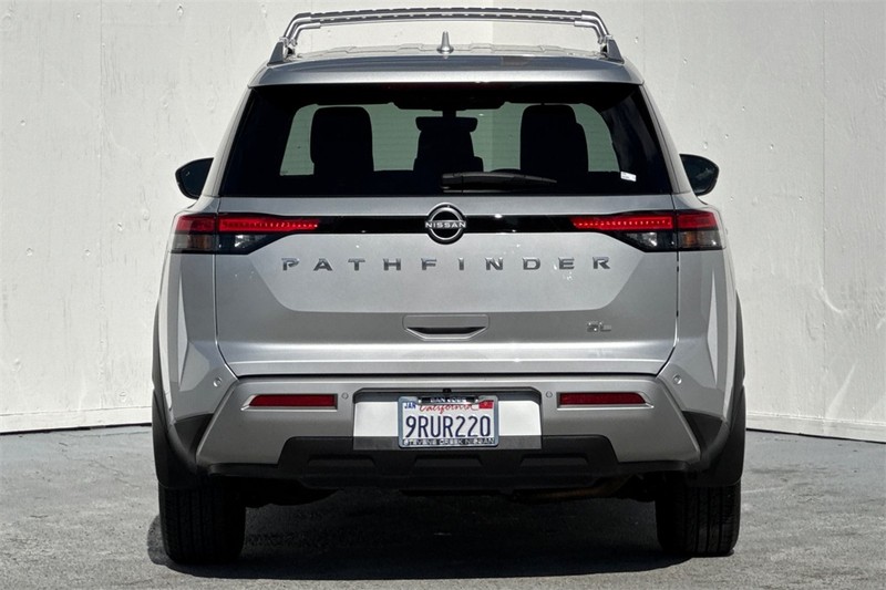 Nissan Pathfinder Vehicle Full-screen Gallery Image 05