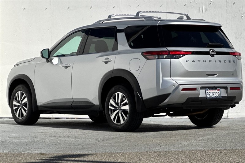 Nissan Pathfinder Vehicle Full-screen Gallery Image 07