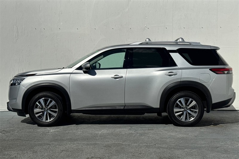 Nissan Pathfinder Vehicle Full-screen Gallery Image 08